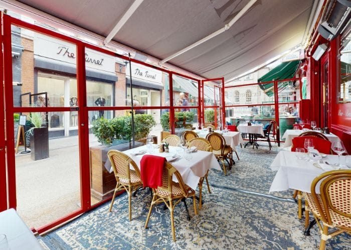 Virtual tour of a restaurant with elegant table settings and a vibrant atmosphere.